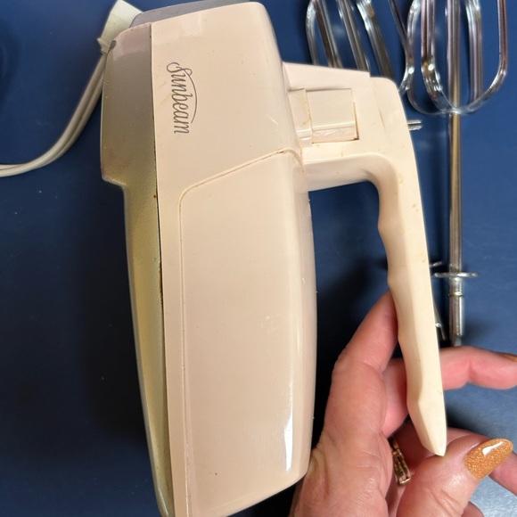 Sunbeam Mixmaster Hand Mixer in Pale Pink 1960’s Tested Works 3 speed 6 settings - Picture 6 of 8